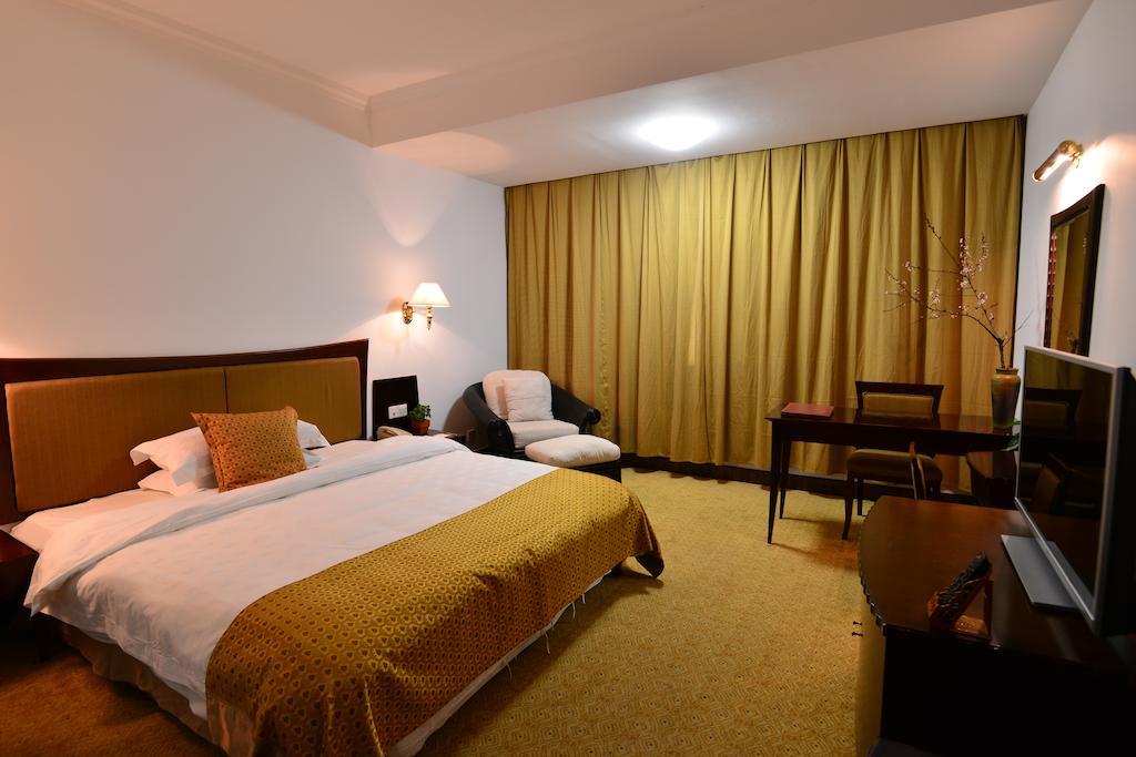 Baodao Exhibition Center Hotel Уйишань Номер фото